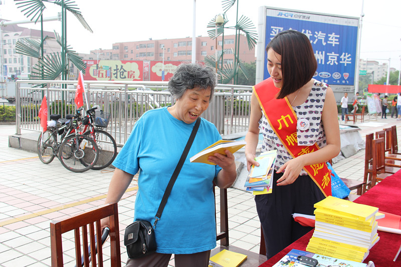 1435292569549042.jpg 市妇联工作人员发放宣传材料_副本.jpg