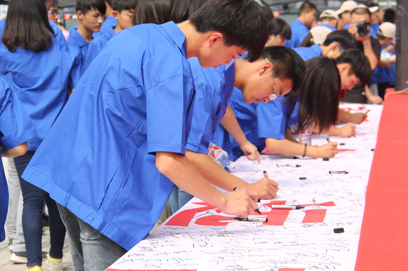 1435292613549810.jpg “远离毒品、你我同行”万人签名活动_副本.jpg